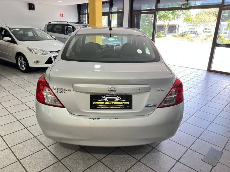 NISSAN - VERSA - 2012/2013 - Prata - R$ 34.900,00