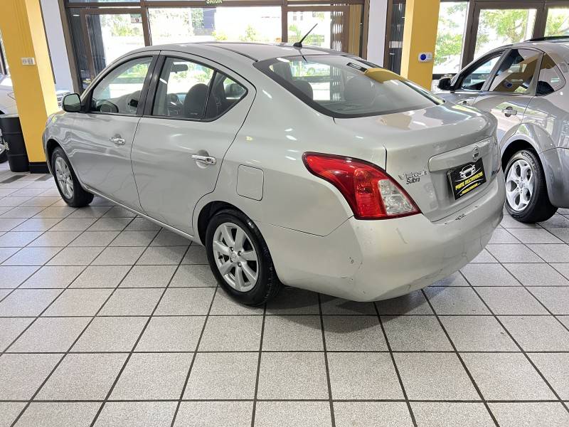 NISSAN - VERSA - 2012/2013 - Prata - R$ 34.900,00