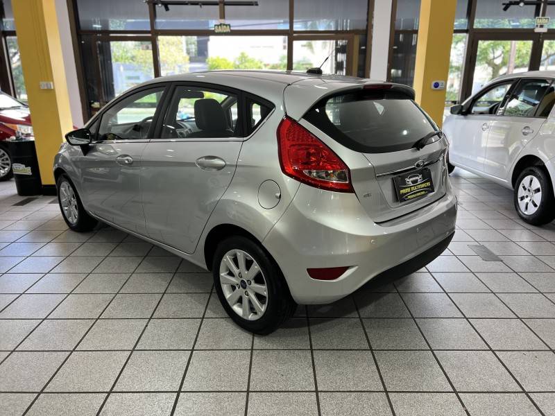 FORD - FIESTA - 2011/2012 - Prata - R$ 39.900,00