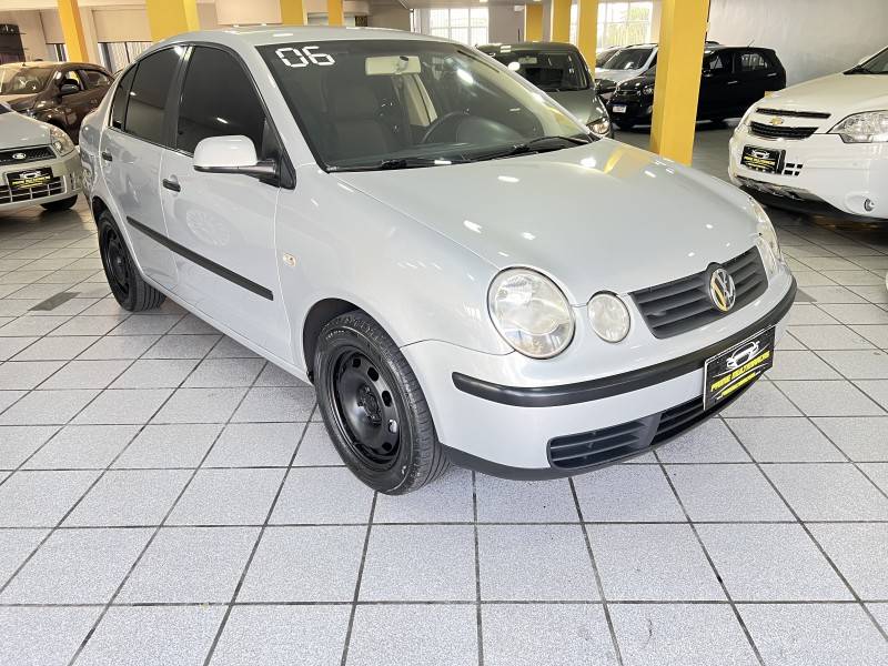 VOLKSWAGEN - POLO SEDAN - 1996/2005 - Prata - R$ 25.900,00