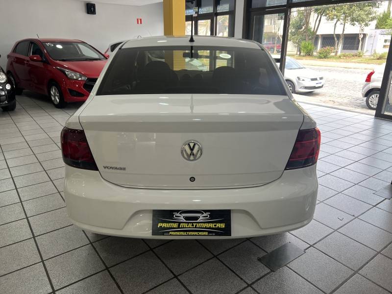 VOLKSWAGEN - VOYAGE - 2011/2012 - Branca - R$ 32.900,00