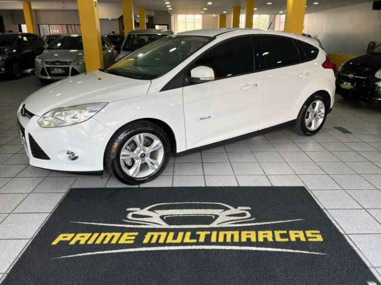 FORD - FOCUS - 2014/2015 - Branca - R$ 58.900,00