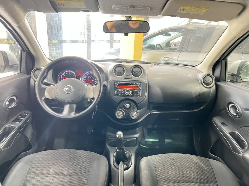 NISSAN - VERSA - 2012/2013 - Prata - R$ 34.900,00