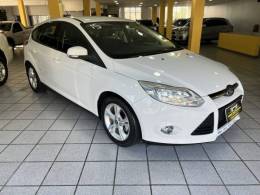 FORD - FOCUS - 2014/2015 - Branca - R$ 57.900,00