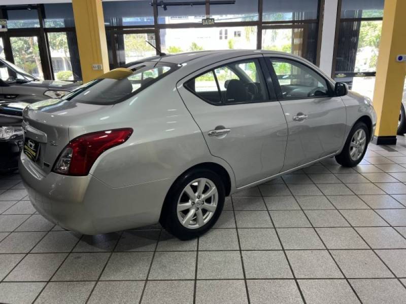 NISSAN - VERSA - 2013/2013 - Prata - R$ 36.900,00