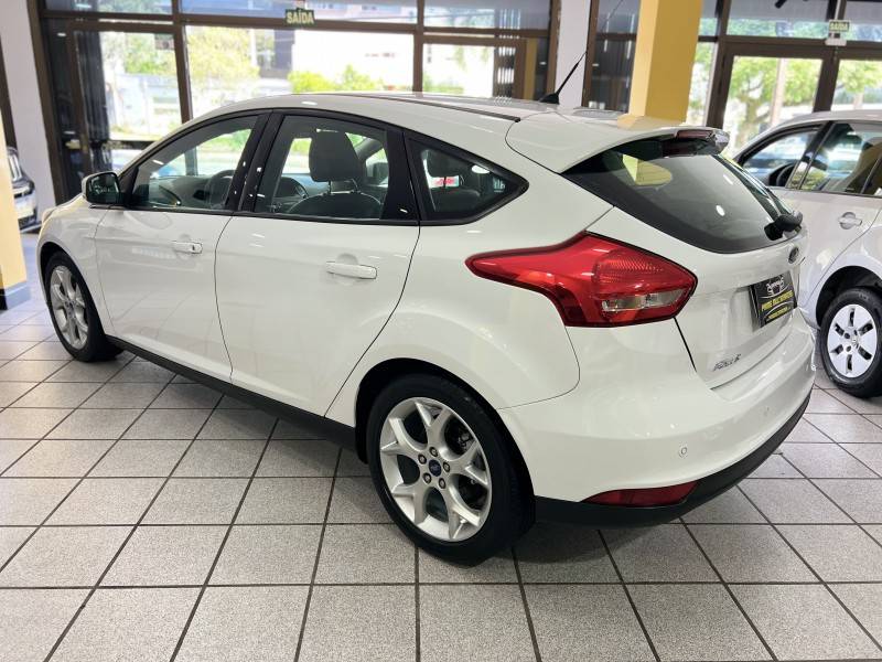 FORD - FOCUS - 2016/2016 - Branca - R$ 64.900,00