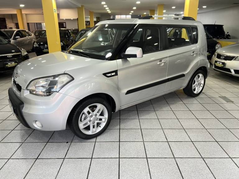 KIA MOTORS - SOUL - 2011/2011 - Prata - R$ 43.900,00