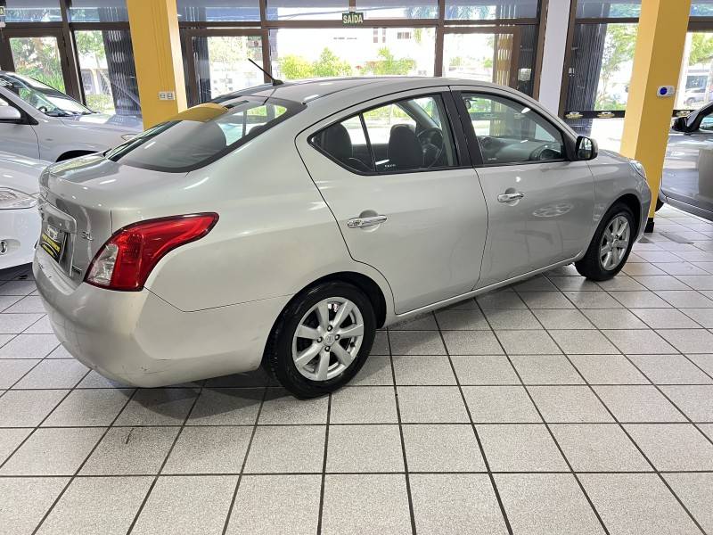 NISSAN - VERSA - 2012/2013 - Prata - R$ 34.900,00