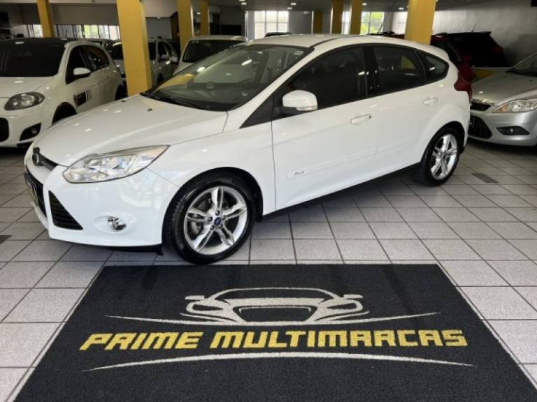 FORD - FOCUS - 2014/2015 - Branca - R$ 55.900,00