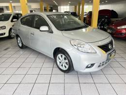 NISSAN - VERSA - 2012/2013 - Prata - R$ 34.900,00