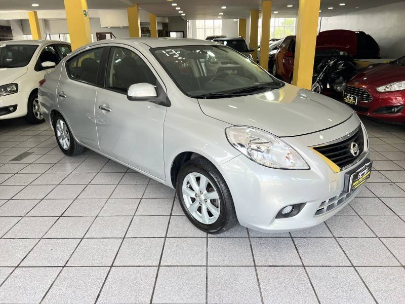 NISSAN - VERSA - 2012/2013 - Prata - R$ 34.900,00