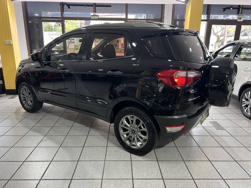 FORD - ECOSPORT - 2016/2017 - Preta - R$ 64.900,00