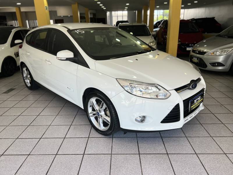 FORD - FOCUS - 2014/2015 - Branca - R$ 54.900,00