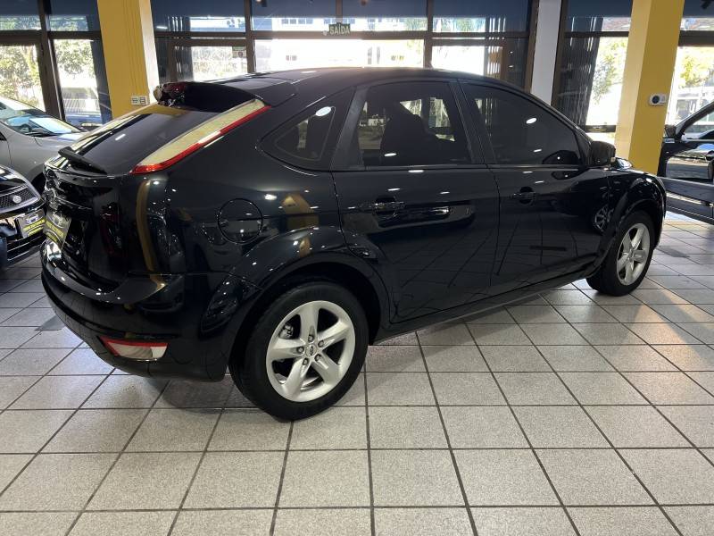 FORD - FOCUS - 2010/2011 - Preta - R$ 39.900,00