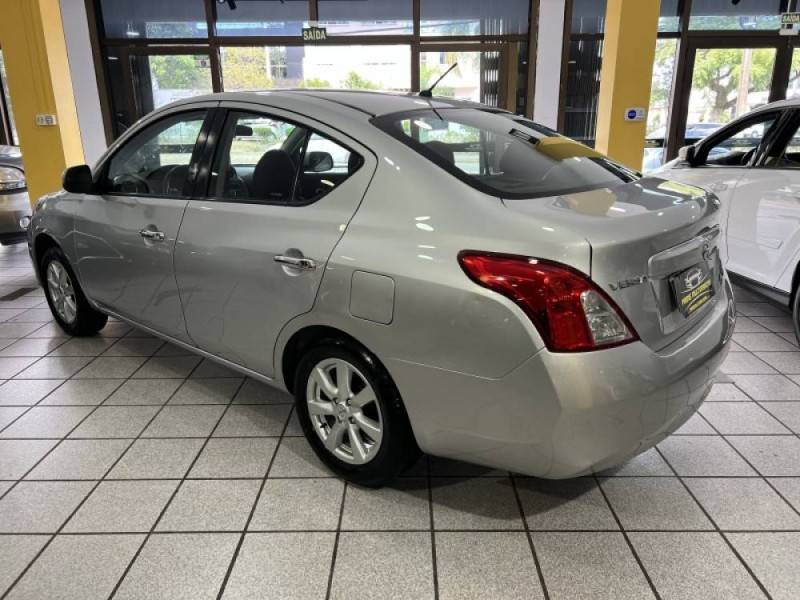 NISSAN - VERSA - 2013/2013 - Prata - R$ 36.900,00