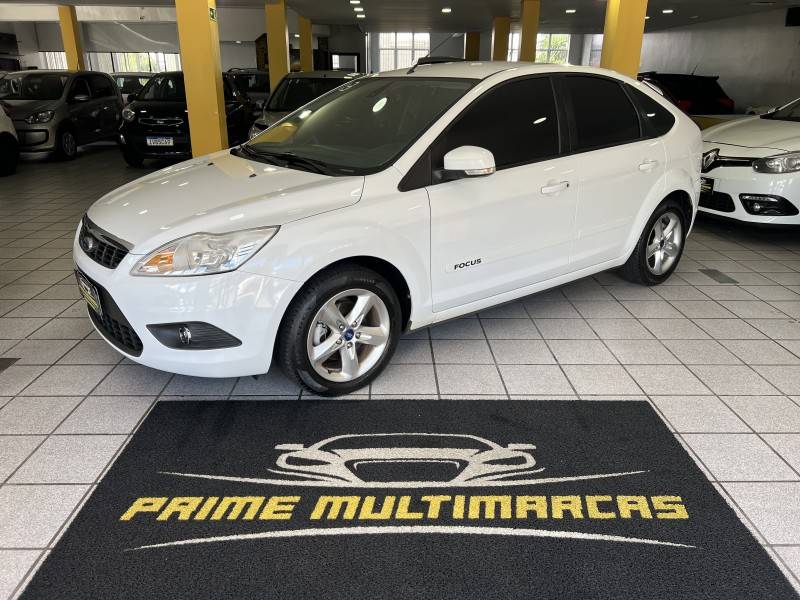 FORD - FOCUS - 2012/2013 - Branca - R$ 44.900,00