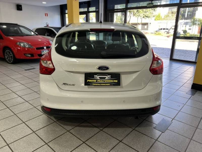 FORD - FOCUS - 2014/2015 - Branca - R$ 57.900,00