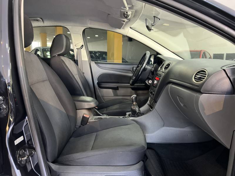 FORD - FOCUS - 2010/2011 - Preta - R$ 39.900,00