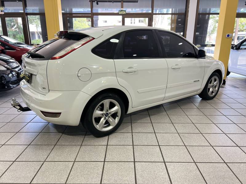 FORD - FOCUS - 2012/2013 - Branca - R$ 44.900,00