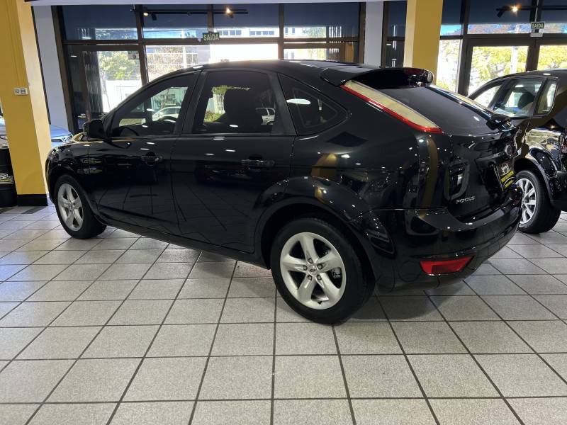 FORD - FOCUS - 2010/2011 - Preta - R$ 39.900,00