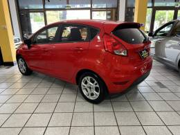 FORD - FIESTA - 2014/2015 - Vermelha - R$ 45.900,00