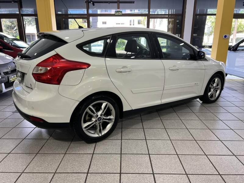 FORD - FOCUS - 2014/2015 - Branca - R$ 54.900,00