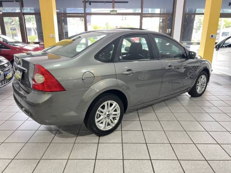 FORD - FOCUS - 2010/2010 - Cinza - R$ 38.900,00