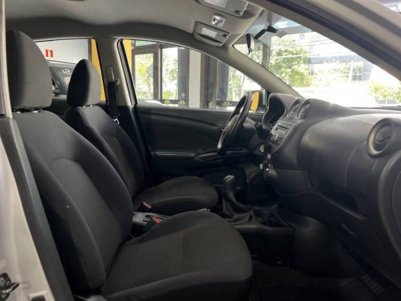 NISSAN - VERSA - 2013/2013 - Prata - R$ 36.900,00
