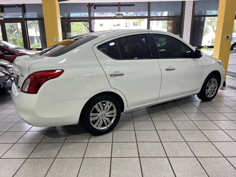 NISSAN - VERSA - 2014/2014 - Branca - R$ 36.900,00