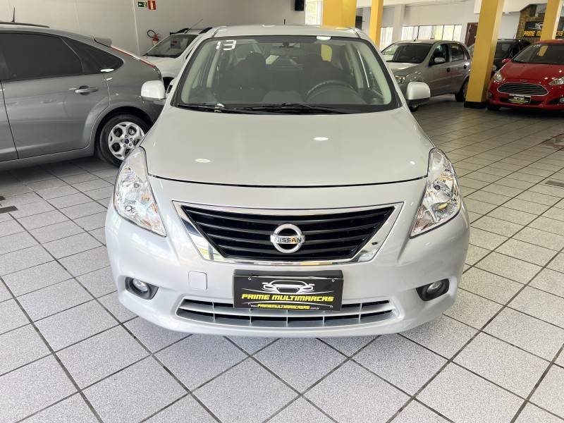 NISSAN - VERSA - 2012/2013 - Prata - R$ 34.900,00