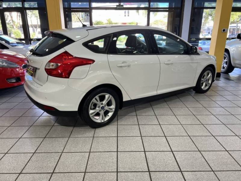 FORD - FOCUS - 2014/2015 - Branca - R$ 57.900,00