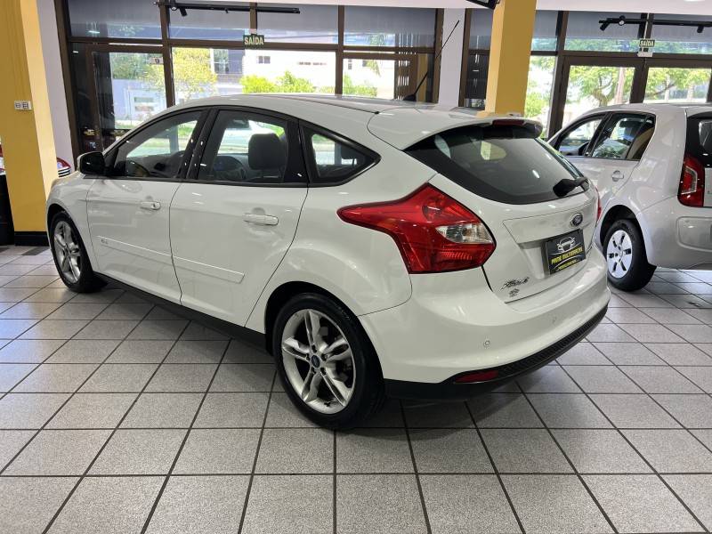 FORD - FOCUS - 2014/2015 - Branca - R$ 54.900,00